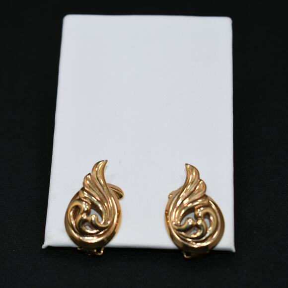 Vintage Alice Jewelry Co Gold Tone Clip Earrings, Pat Pend Clasp, 1960s - Picture 10 of 10